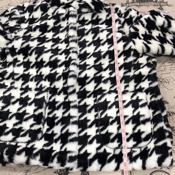 🎁CeCe by Cynthia Steffe Faux Fur Houndstooth Coat - Picture 14 of 16
